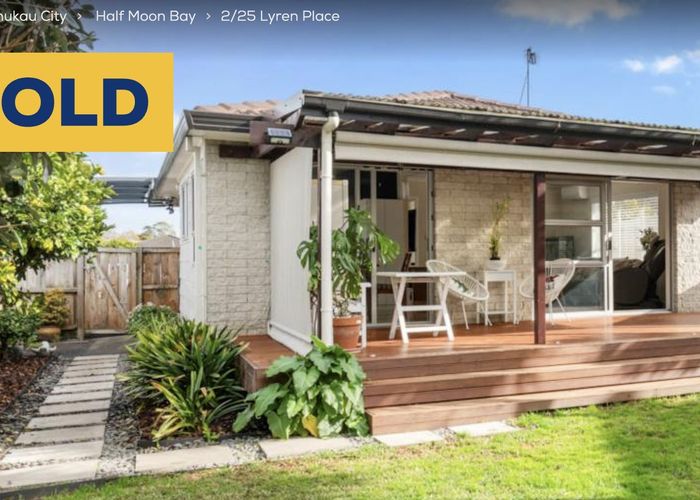  at 2/25 Lyren Place, Half Moon Bay, Auckland