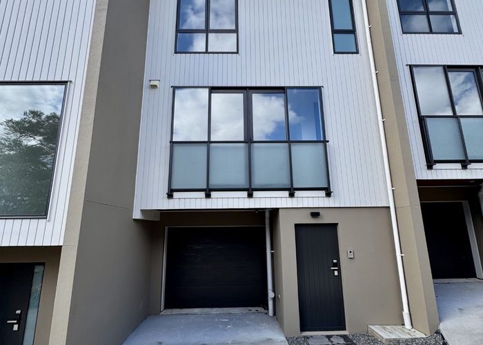  at 2/20 Penzance Road, Mairangi Bay, North Shore City, Auckland