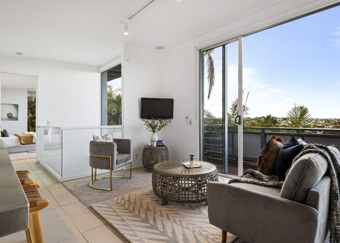  at 1/598 Beach Road, Rothesay Bay, Auckland