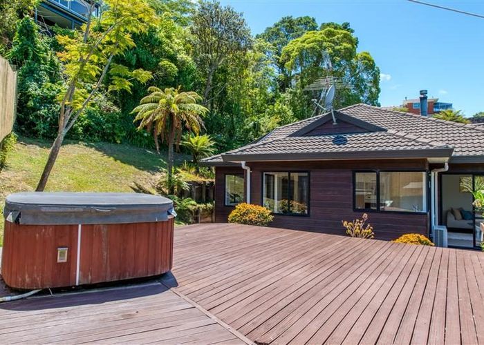  at 2/6 Honeysuckle Ln, Mairangi Bay, North Shore City, Auckland