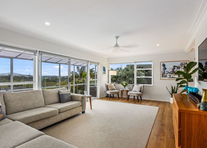  at 1/21 Deuxberry Avenue, Northcote, Auckland