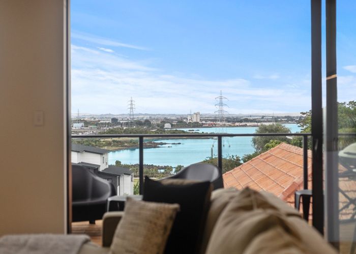  at 32 Seacliffe Road, Hillsborough, Auckland