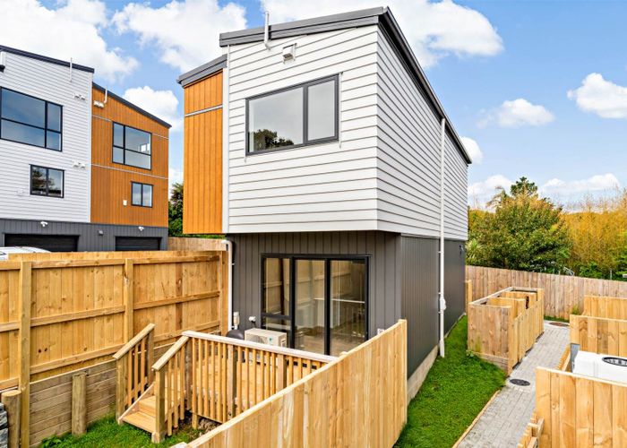  at 5/300 Great North Road, Henderson, Waitakere City, Auckland