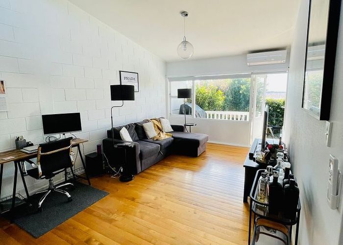  at 2/289 Glenfield Road, Glenfield, North Shore City, Auckland