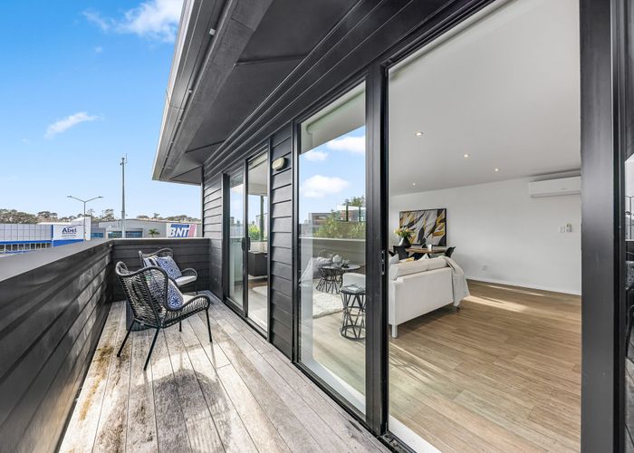  at 4/108-112 Unsworth Drive, Unsworth Heights, North Shore City, Auckland