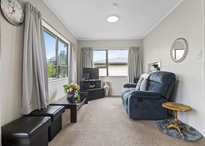  at 1/6 County Place, Tirau
