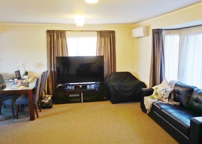  at 2/14 Sandgate Avenue, Botany Downs, Auckland