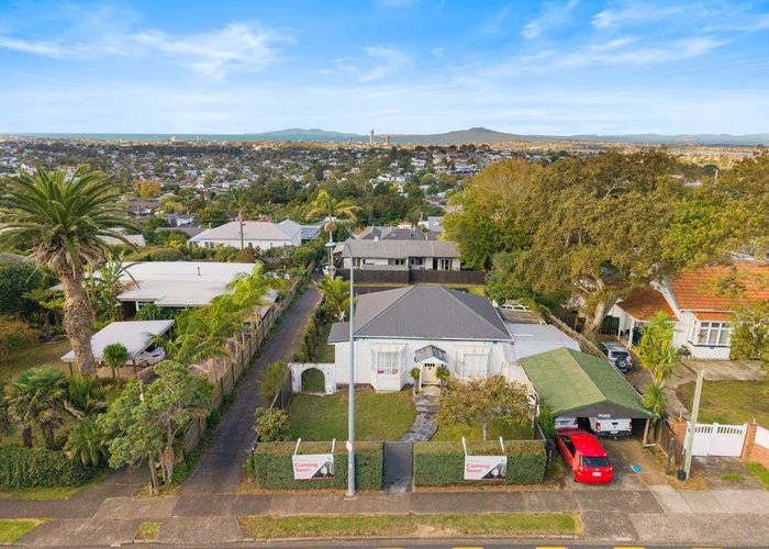  at 133 Glenfield Road, Hillcrest, North Shore City, Auckland