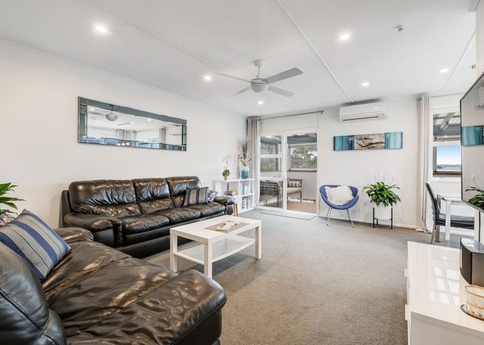  at 1/302 Sunset Road, Windsor Park, North Shore City, Auckland