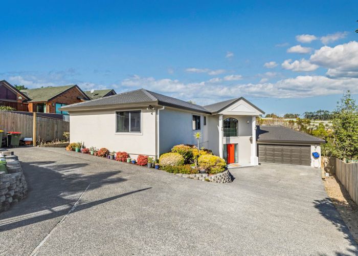  at 8 Baulcomb Parade, Windsor Park, Auckland
