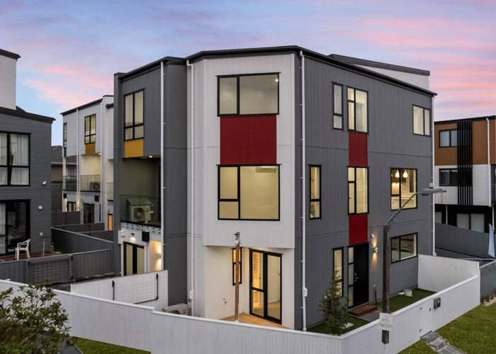  at 1/2 Flaunty Place, West Harbour, Auckland