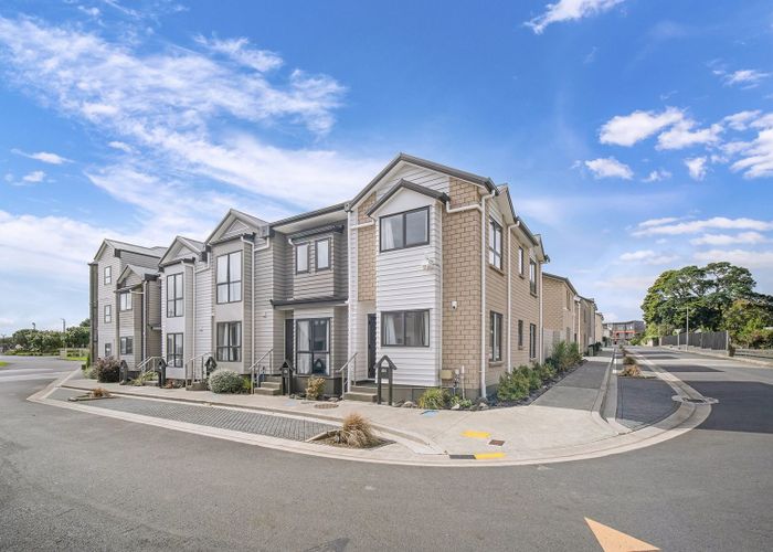  at 2/5 Wallson Crescent, Wiri, Manukau City, Auckland
