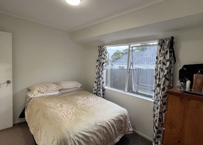  at 2/17 Lambrown Drive, Totara Vale, Auckland
