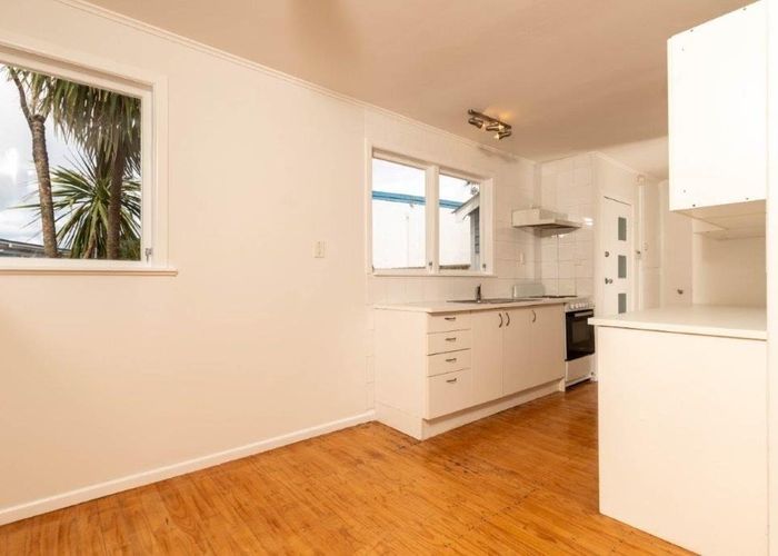  at 6 Gilpin Place, Beach Haven, North Shore City, Auckland