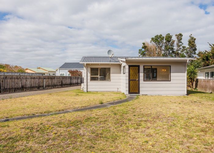  at 14 Cousins Avenue East, Foxton Beach, Horowhenua, Manawatu / Whanganui