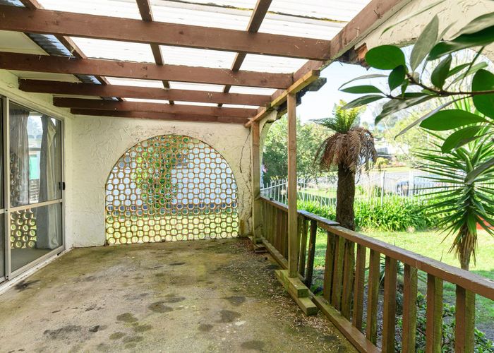  at 3 Pendlebury Street, Green Bay, Auckland