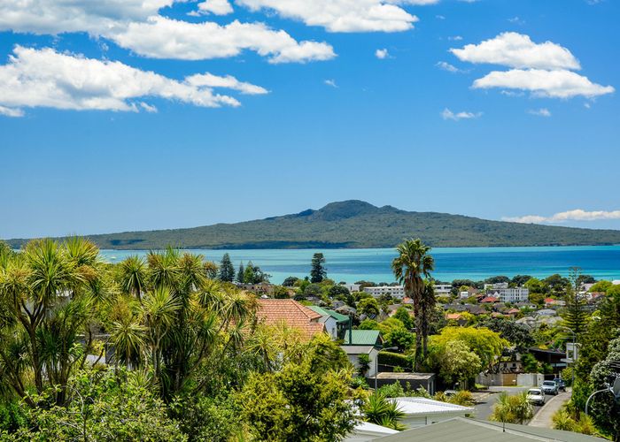  at 4 Tokomaru Street, Orakei, Auckland