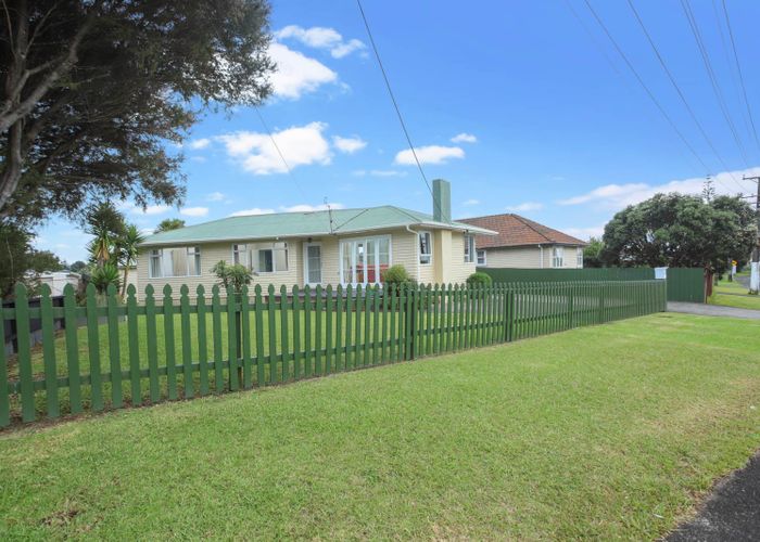  at 33 Barrys Road, Glendene, Auckland