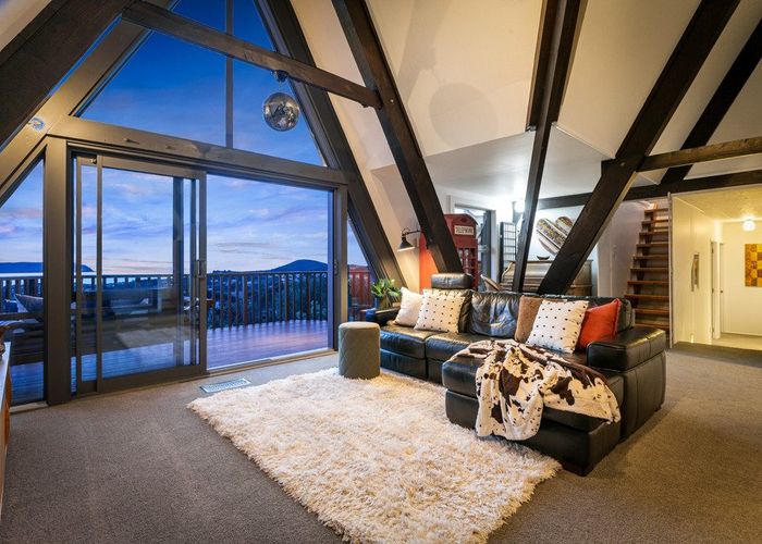  at 112 Gloaming Hill, Titahi Bay, Porirua, Wellington