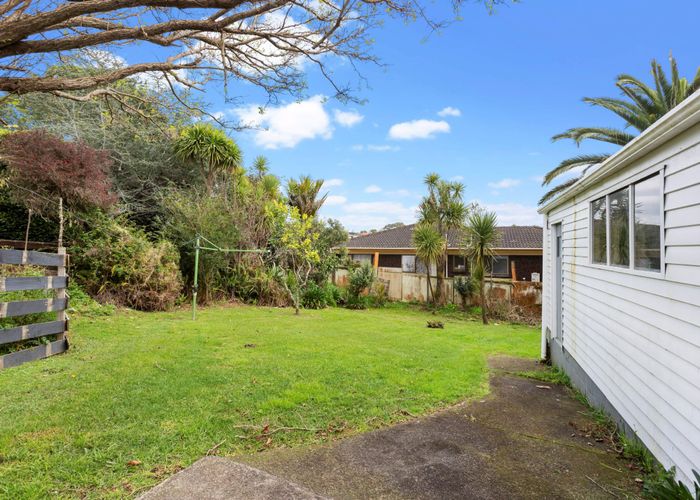  at 8 Jenelin Road, Glendene, Waitakere City, Auckland