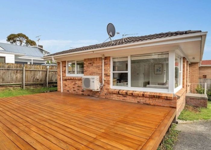  at 2/8 Wykeham Pl, Glenfield, North Shore City