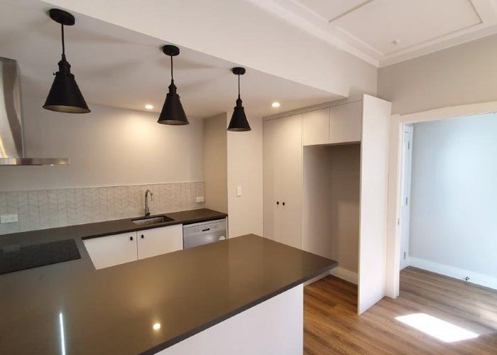  at 8 Bungalow Avenue, Point Chevalier, Auckland