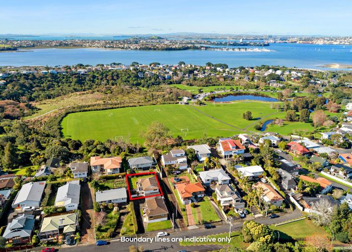  at 2/42 Howard Road, Northcote, Auckland