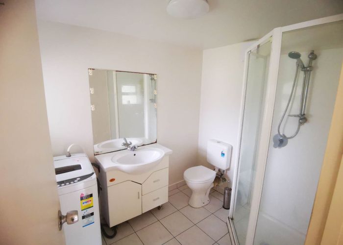  at Flat/58 Powrie st, Glenfield, North Shore City, Auckland