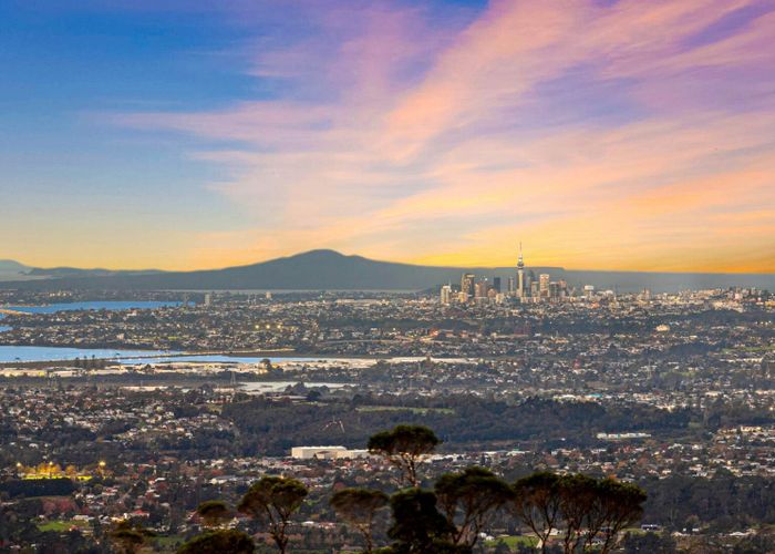  at 33 Quinns Road, Waiatarua, Waitakere City, Auckland
