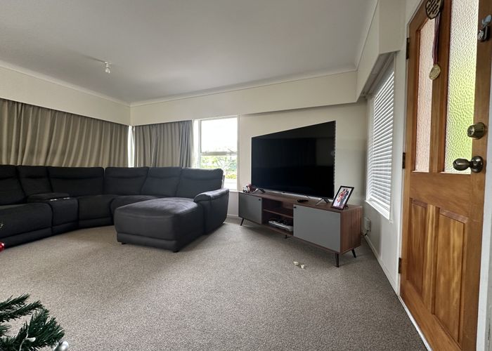  at 2/111 Shakespeare Road, Milford, Auckland