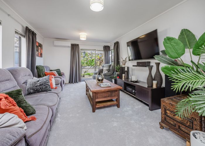  at 2/8 Lochend Place, Highland Park, Manukau City, Auckland