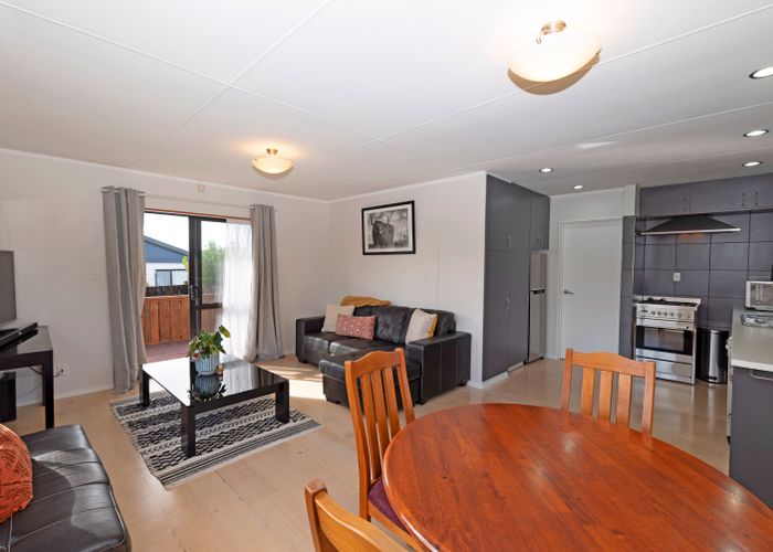  at 2/9 Applewood Drive, Henderson, Auckland
