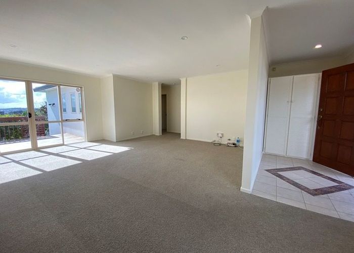  at 8 Canary Place, Unsworth Heights, North Shore City, Auckland