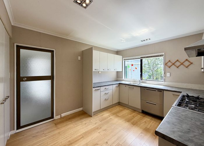  at 1/136 Sunset Road, Unsworth Heights, North Shore City, Auckland