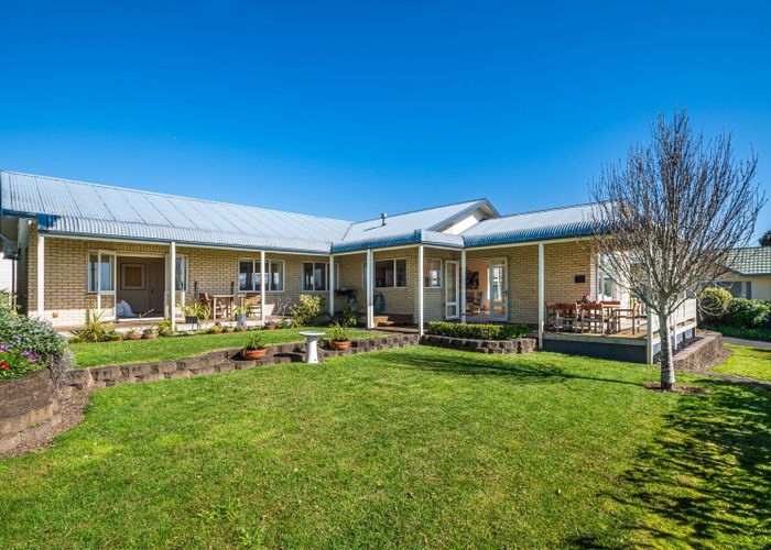  at 8 Fallsbrook Lane, Mangere Bridge, Auckland