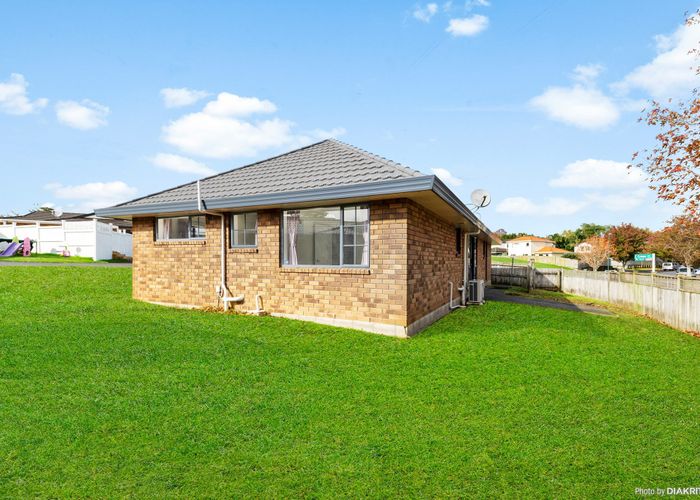  at 1/11 Roanoke Way, Albany, Auckland