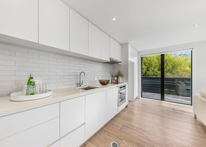  at 4/108-112 Unsworth Drive, Unsworth Heights, North Shore City, Auckland