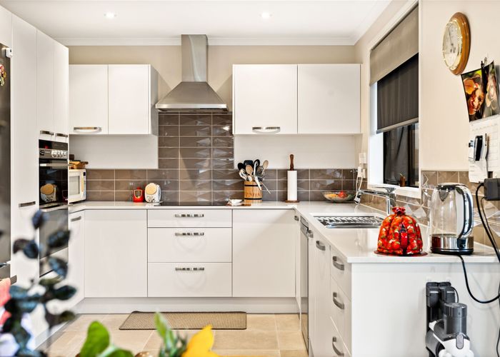  at 2 Stow Place, Henderson, Auckland