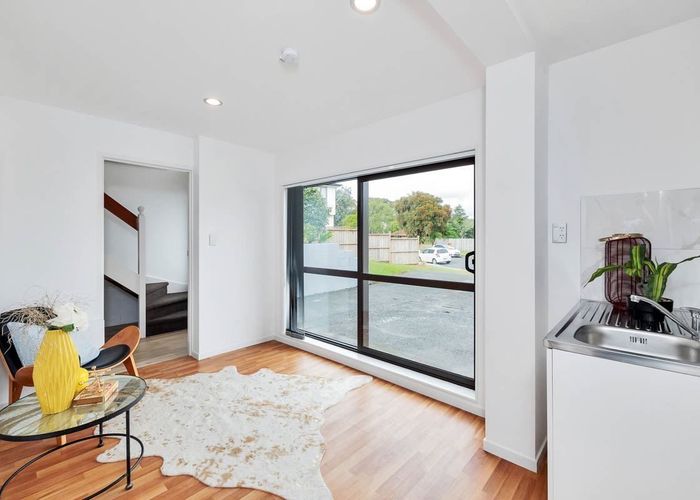  at 4 St Catherine Crescent, West Harbour, Waitakere City, Auckland