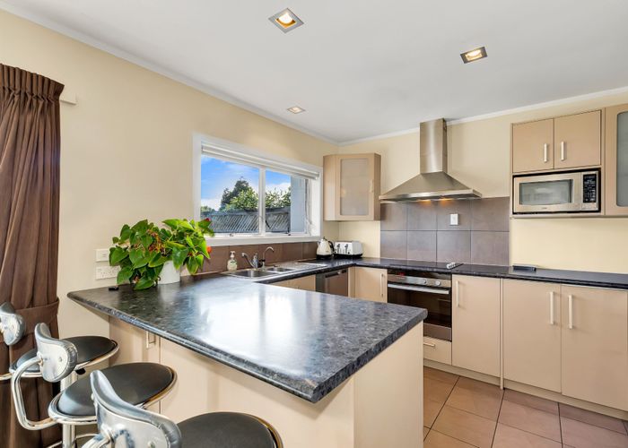  at 2/28 Rutland Road, Mount Wellington, Auckland