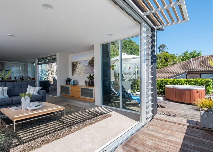  at 2/25 Rogers Avenue, Eastern Beach, Auckland