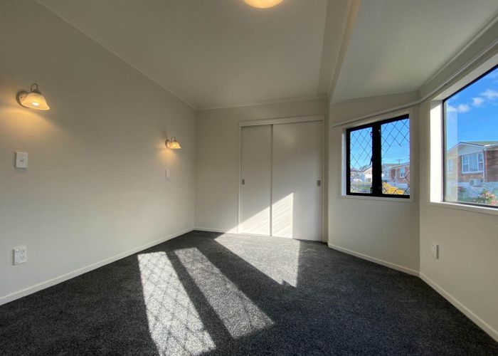  at 2/45 Shakespeare Road, Milford, Auckland