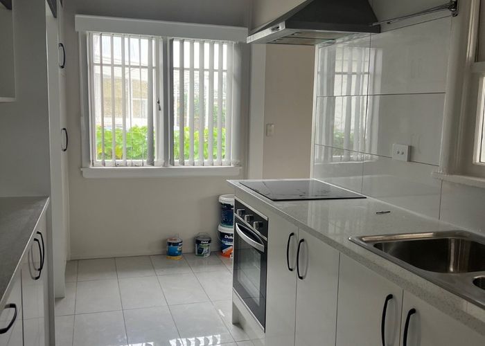  at 8 Hamilton Road, Papatoetoe, Auckland