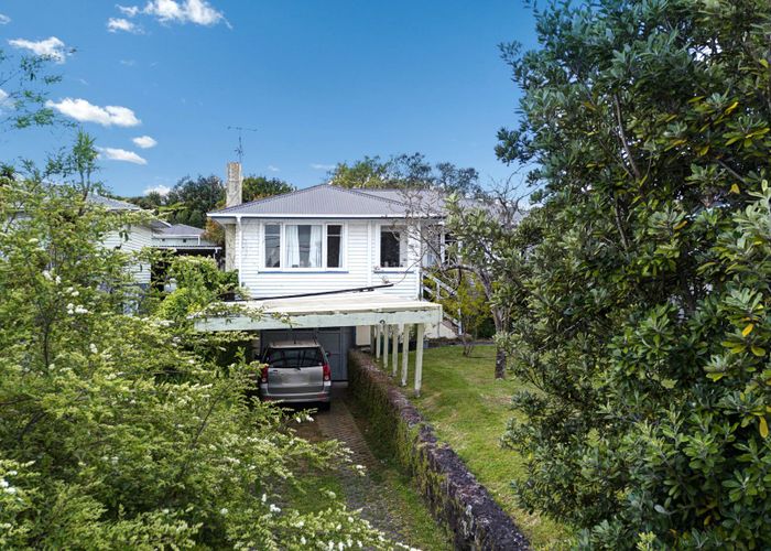  at 8 Coniston Avenue, Te Atatu South, Waitakere City, Auckland