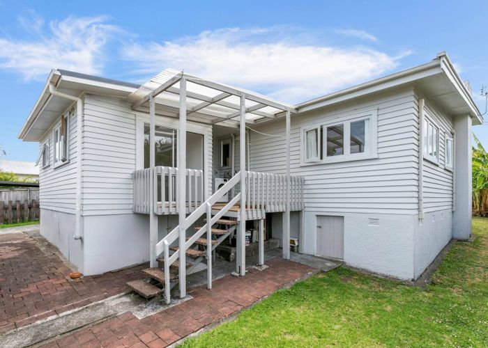  at 176 White Swan Road, Mount Roskill, Auckland