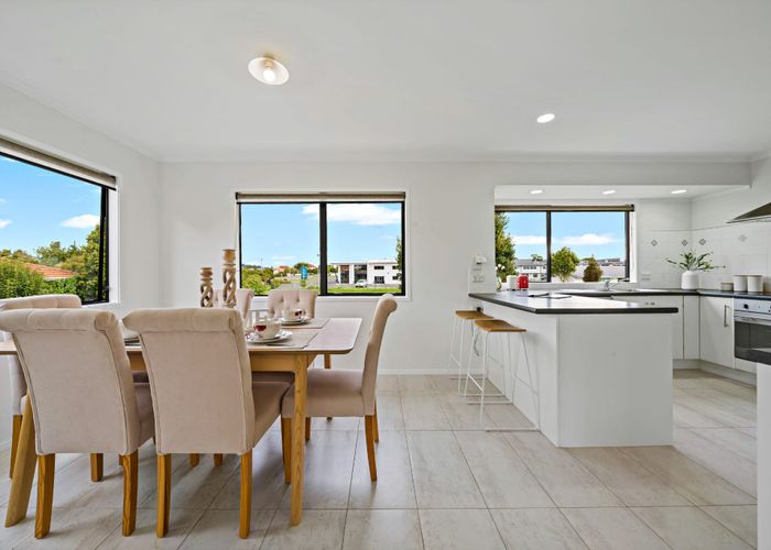  at 34 Pinewood Grove, Botany Downs, Auckland