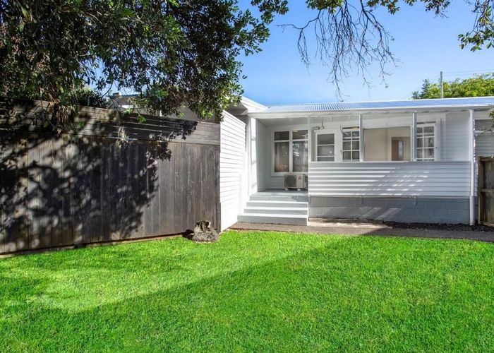  at 2/18 Holly Street, Avondale, Auckland