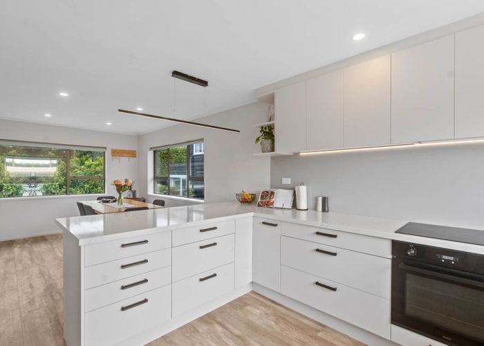  at 2/6 Rothesay Bay Road, Rothesay Bay, Auckland