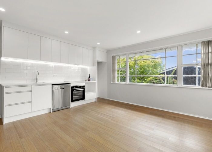  at 2/14 Worcester Road, Meadowbank, Auckland