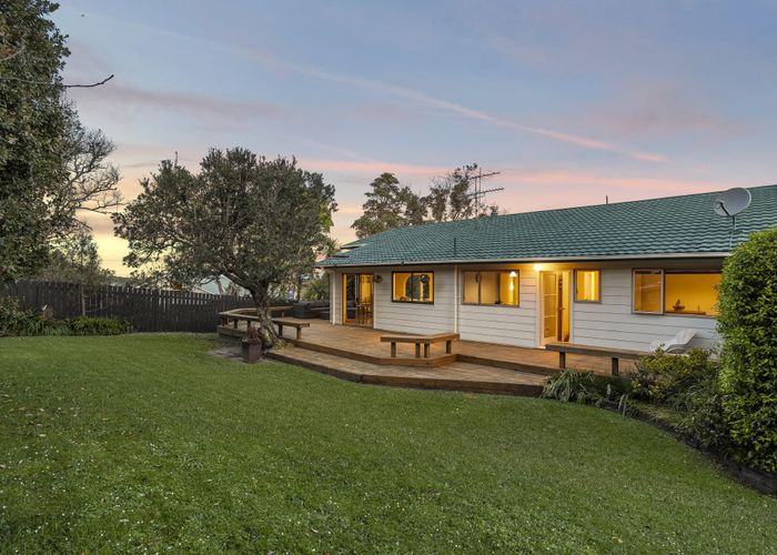  at 33 Mannering Place, Hillcrest, Auckland
